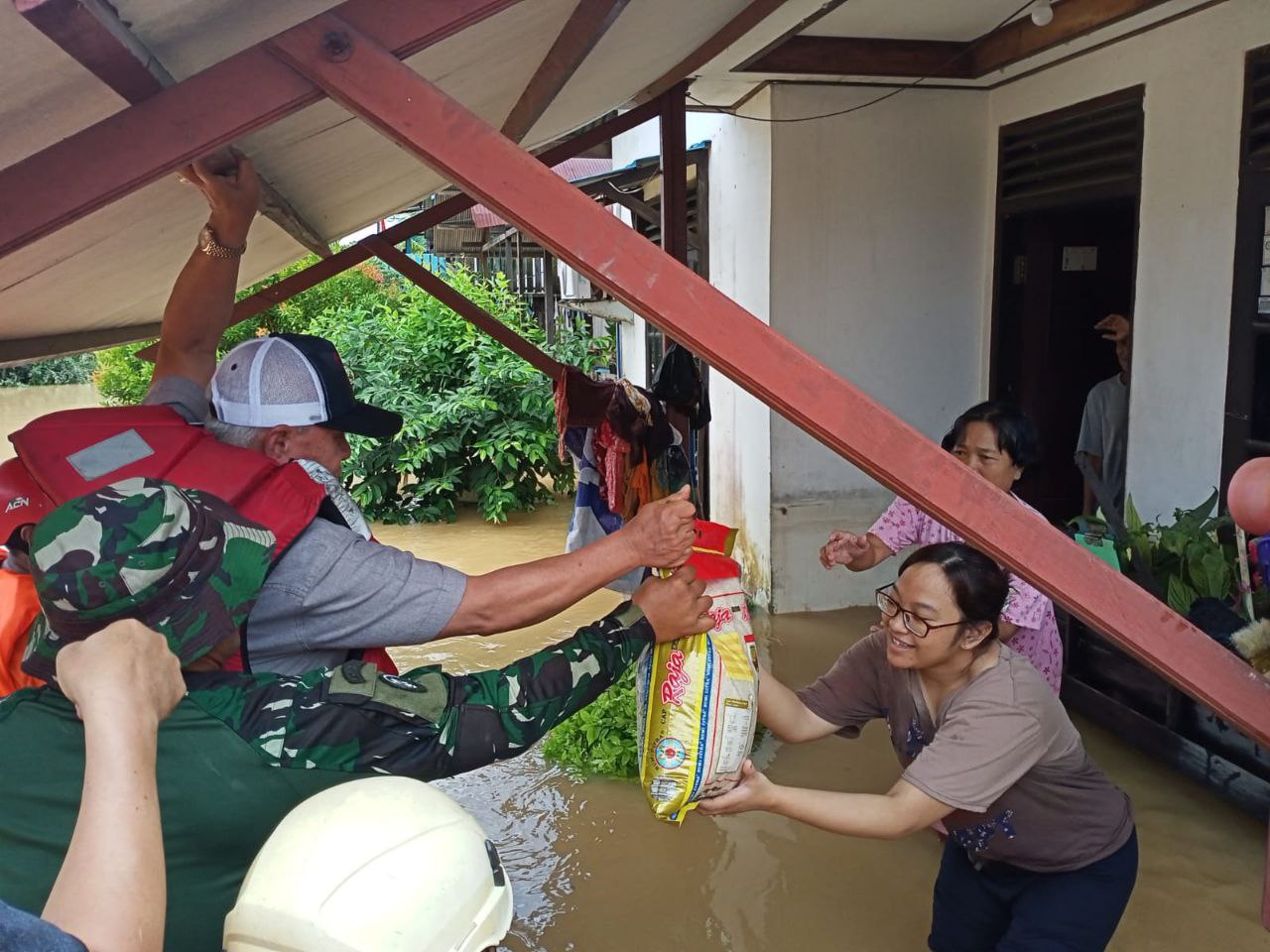 Gubernur Isran Noor Tinjau Lokasi Banjir Balikpapan