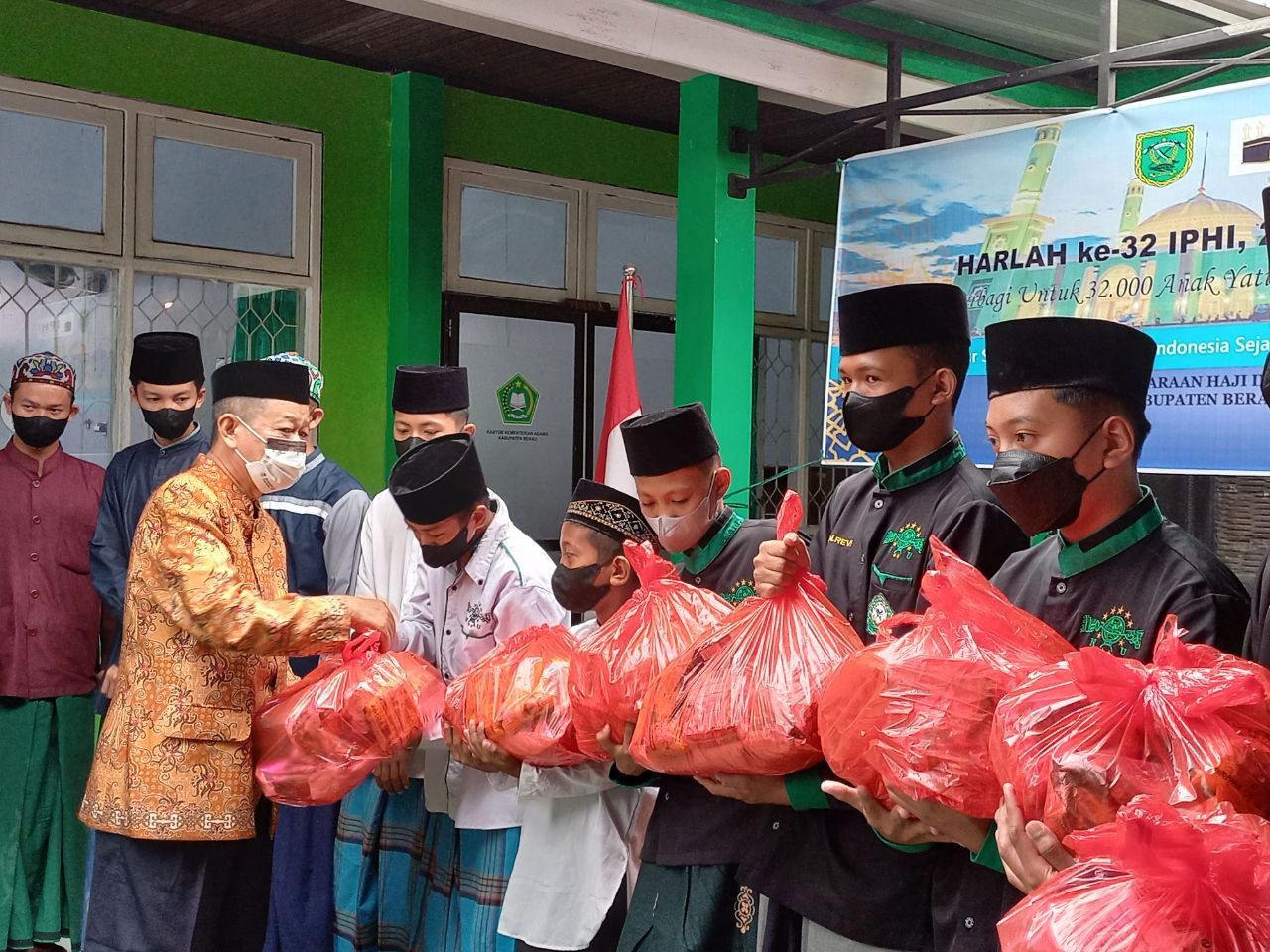 Meriahkan  Harlah IPHI ke-32, IPHI Berau Bagikan Ratusan Paket Sembako