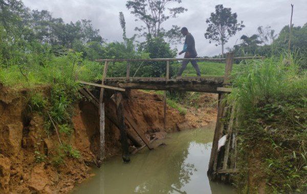 UPT PU Sepaku Segera Perbaiki Jembatan Rusak di Desa Semoi Dua