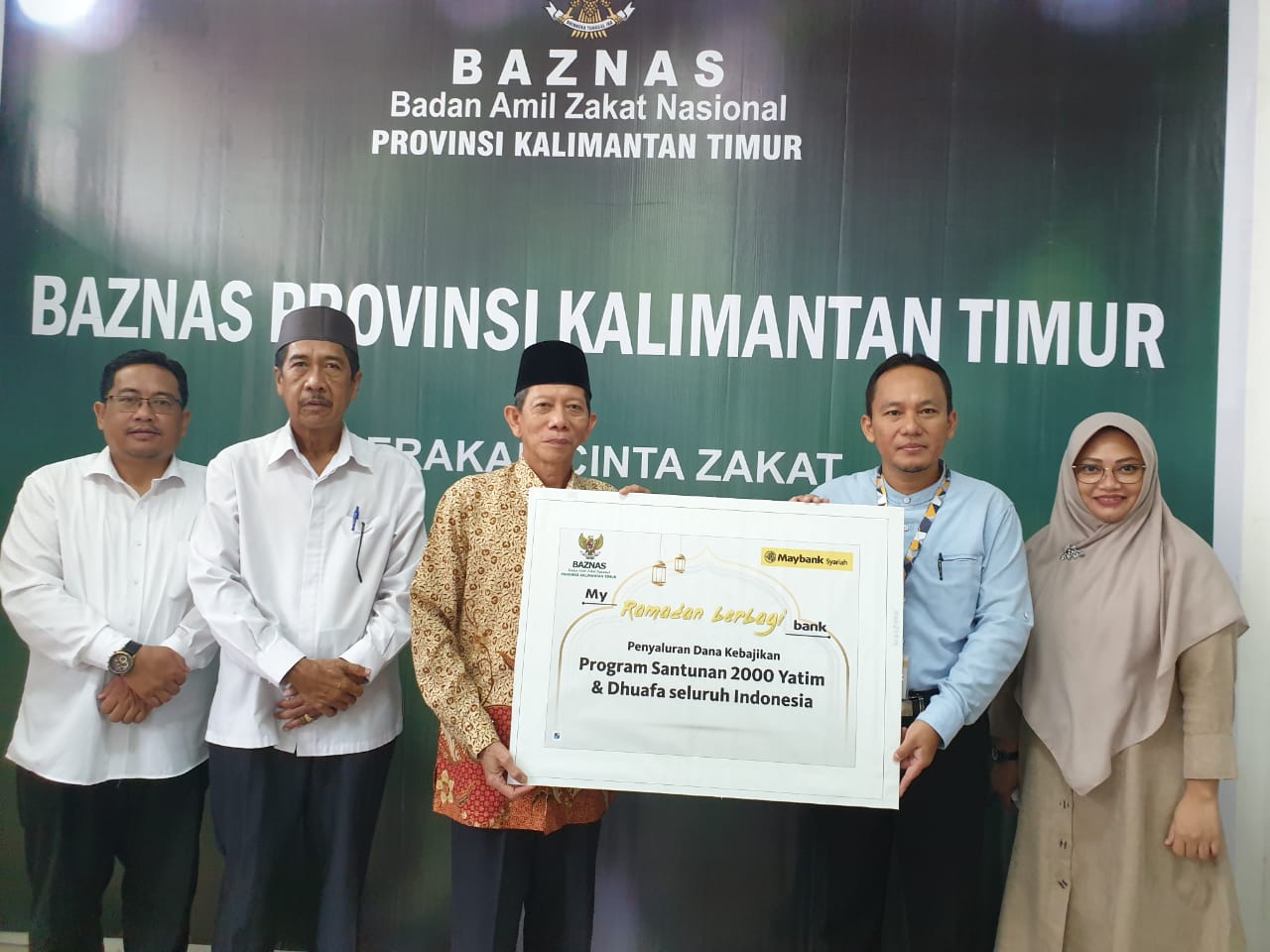Maybank Kantor Cabang Syariah Samarinda Salurkan Dana Kebajikan ke Baznas Provinsi Kaltim
