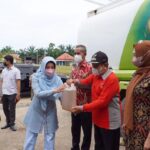 14 Ton Migor Curah Datang, Bupati Berau Bagikan kepada Pelaku UMKM