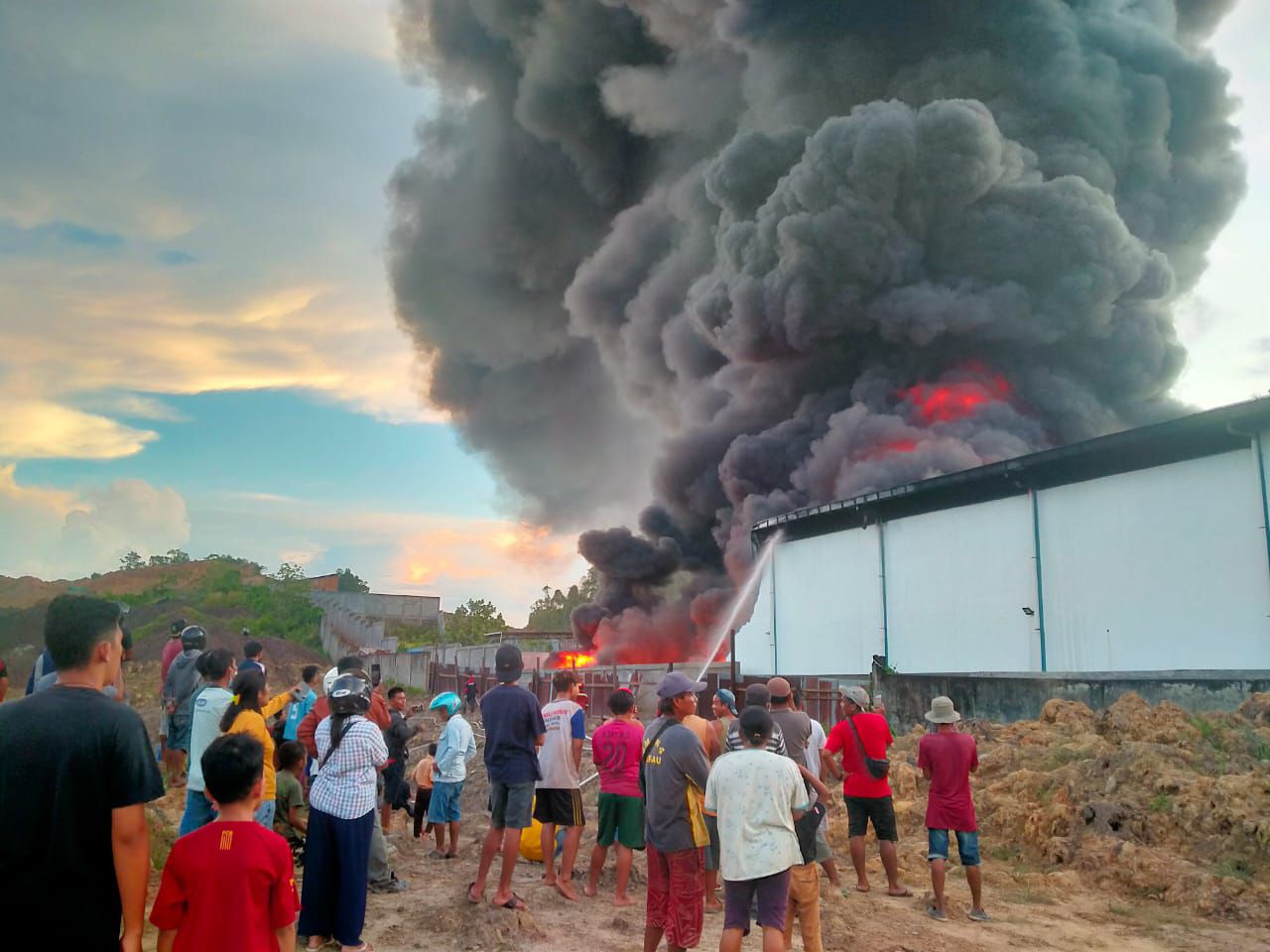 Bengkel dan Gudang Ban Terbakar, Pemadam Dipaksa Buat Foam dari Detergen
