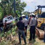 Hindari Pemotor Terjatuh, Ambulan Angkut Jenazah Terperosok