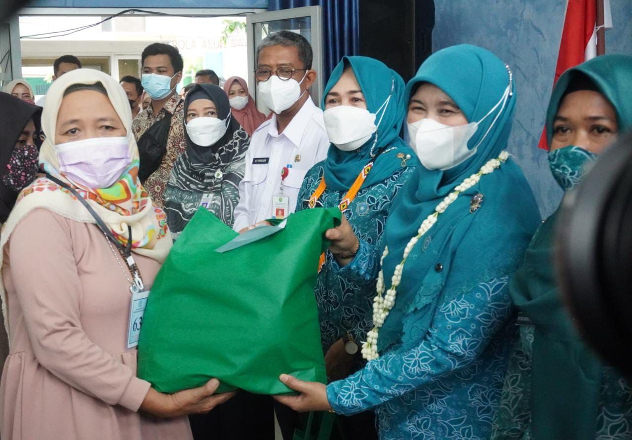 TP PKK Kaltim Gelar Pasar Murah dan Pembagian Paket Sembako