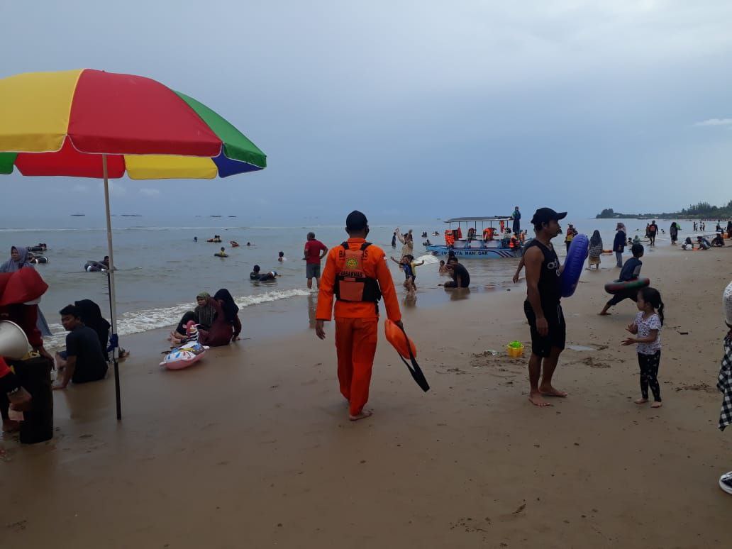 Pantai Segaras Sari Manggar Dipadati Pengunjung