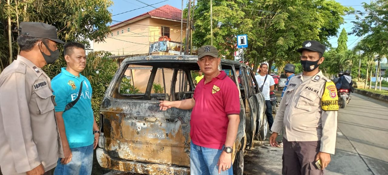 Baru Keluar dari SPBU, Mobil Ini Ludes Terbakar, Sopir Kabur