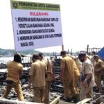 Penata Ruang Ahli Muda dan Wasdal PUPR Kota Samarinda Pasang Plang di Jalan Cipto Mangunkusumo