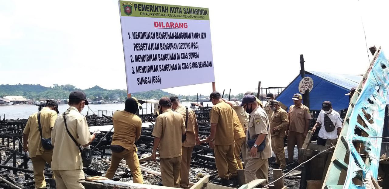 Penata Ruang Ahli Muda dan Wasdal PUPR Kota Samarinda Pasang Plang di Jalan Cipto Mangunkusumo