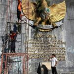 Satpol PP Kukar Bersihkan Monumen Pancasila Tenggarong