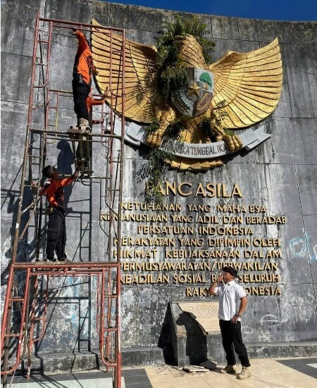 Satpol PP Kukar Bersihkan Monumen Pancasila Tenggarong