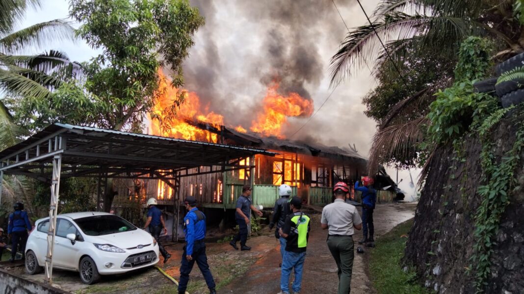 6 Rumah di Asrama Bengkel Daerah Kodam Terbakar