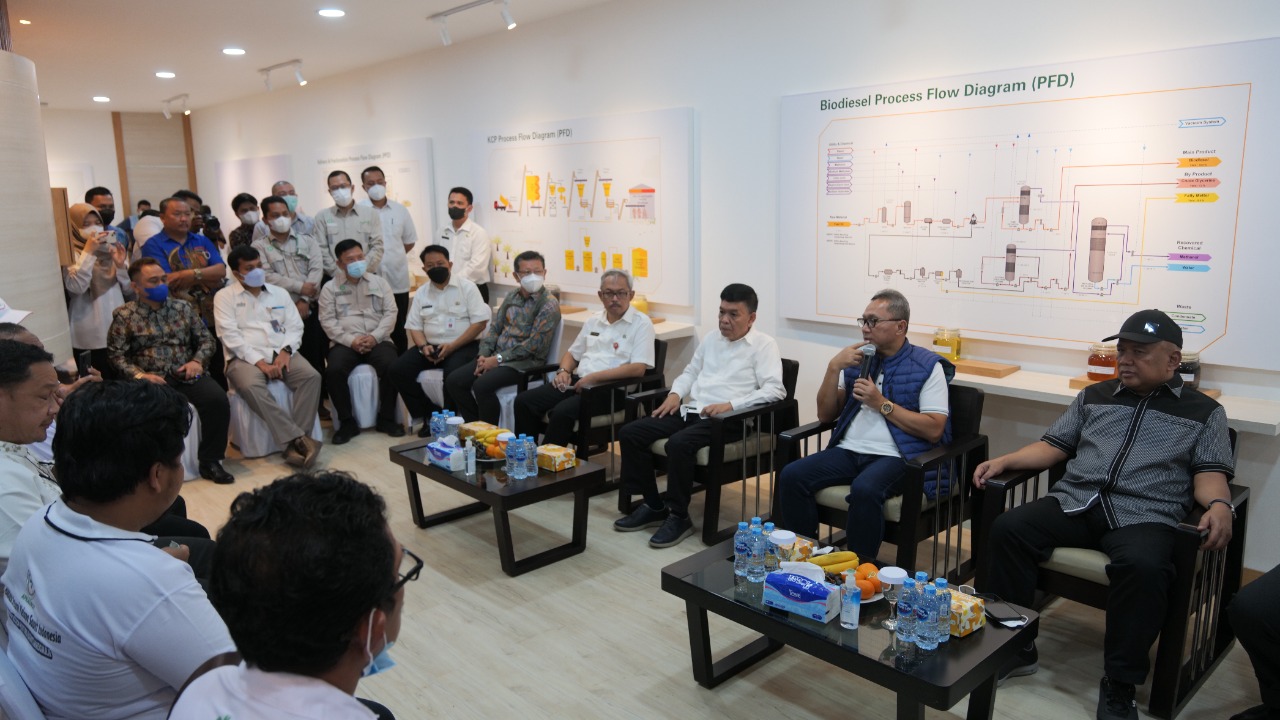 Zulkifli Hasan Dengarkan Keluhan Petani Kelapa Sawit