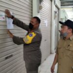 Satpol PP Kukar Kawal Penyegelan Toko di Pasar Mangkurawang