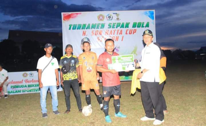 Anggota DPRD Kutim Son Hatta Serahkan Langsung Piala Piagam Pembinaan Kepada Juara Sepak Bola