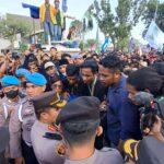 Kantor Gubernur Digeruduk Mahasiswa, Saling Dorong dengan Polisi