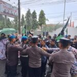 Berorasi di Bawah Guyuran Hujan, Massa Aksi Dorong-dorongan dengan Polisi