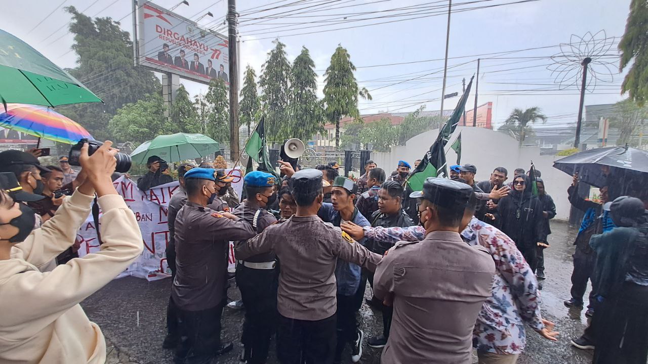 Berorasi di Bawah Guyuran Hujan, Massa Aksi Dorong-dorongan dengan Polisi