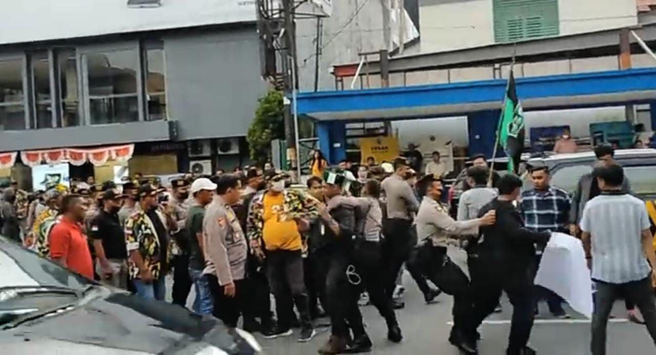 Belasan Mahasiswa Balikpapan Sempat Dibawa Aparat Gara-Gara Demo Tolak Kedatangan Wapres