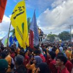 Massa AMKM Teriaki Unsur Pimpinan DPRD Kaltim Keluar Gedung