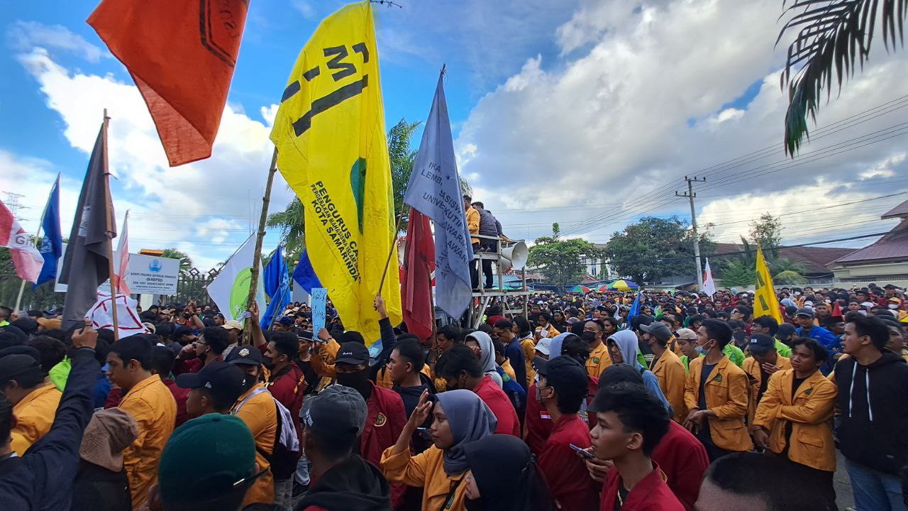 Massa AMKM Teriaki Unsur Pimpinan DPRD Kaltim Keluar Gedung
