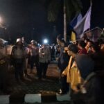 Mahasiswa Bertahan hingga Malam Hari, Panjat Gerbang Gedung Karang Paci