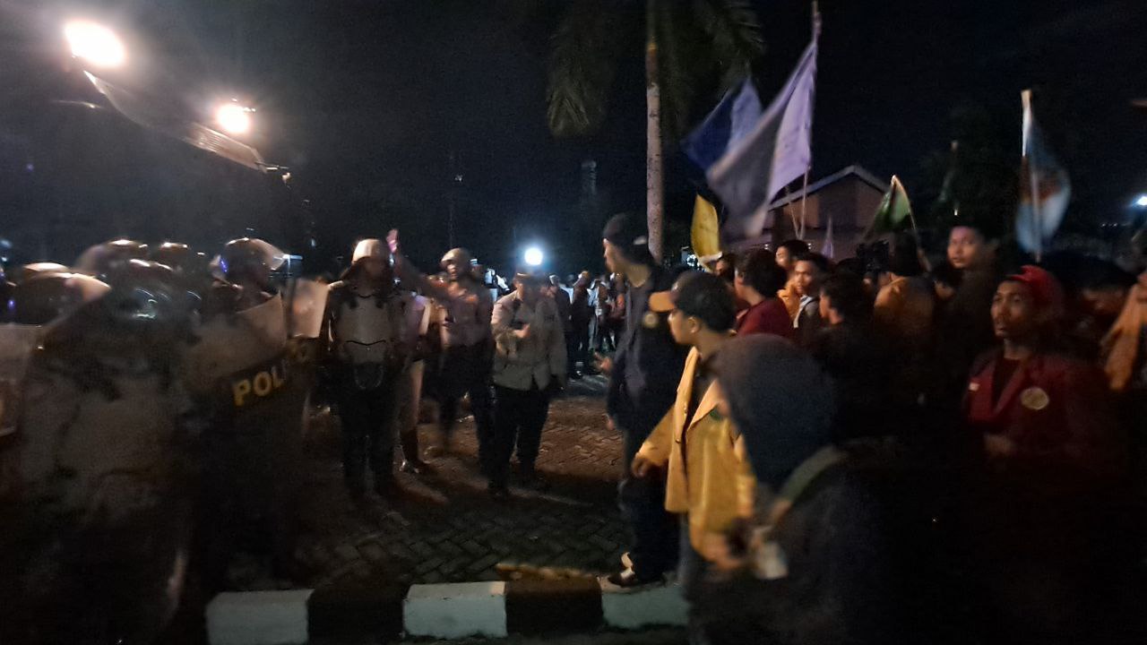 Mahasiswa Bertahan hingga Malam Hari, Panjat Gerbang Gedung Karang Paci