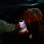 Bocah Terkunci di Dalam Mobil, Petugas Damkar Lakukan Ini