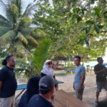 Bupati Bersama Wartawan Bersih-Bersih Pantai di Pulau Maratua