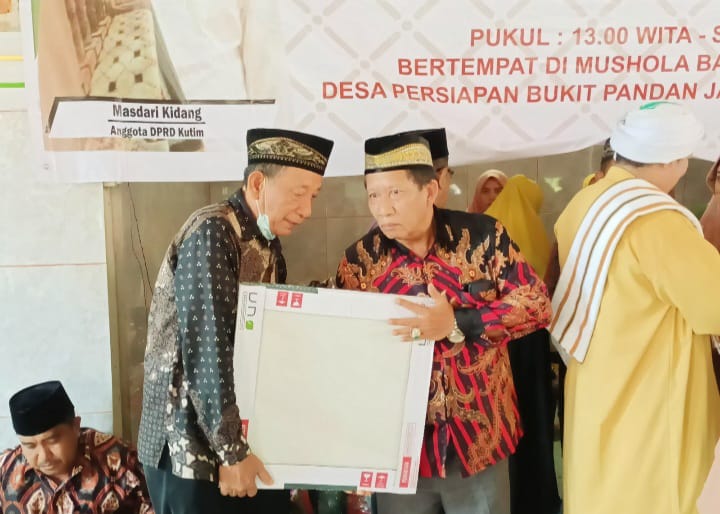 Terharu Tak Disangka, Anggota DPRD Kidang Bantu 120 Dus Keramik Musholla