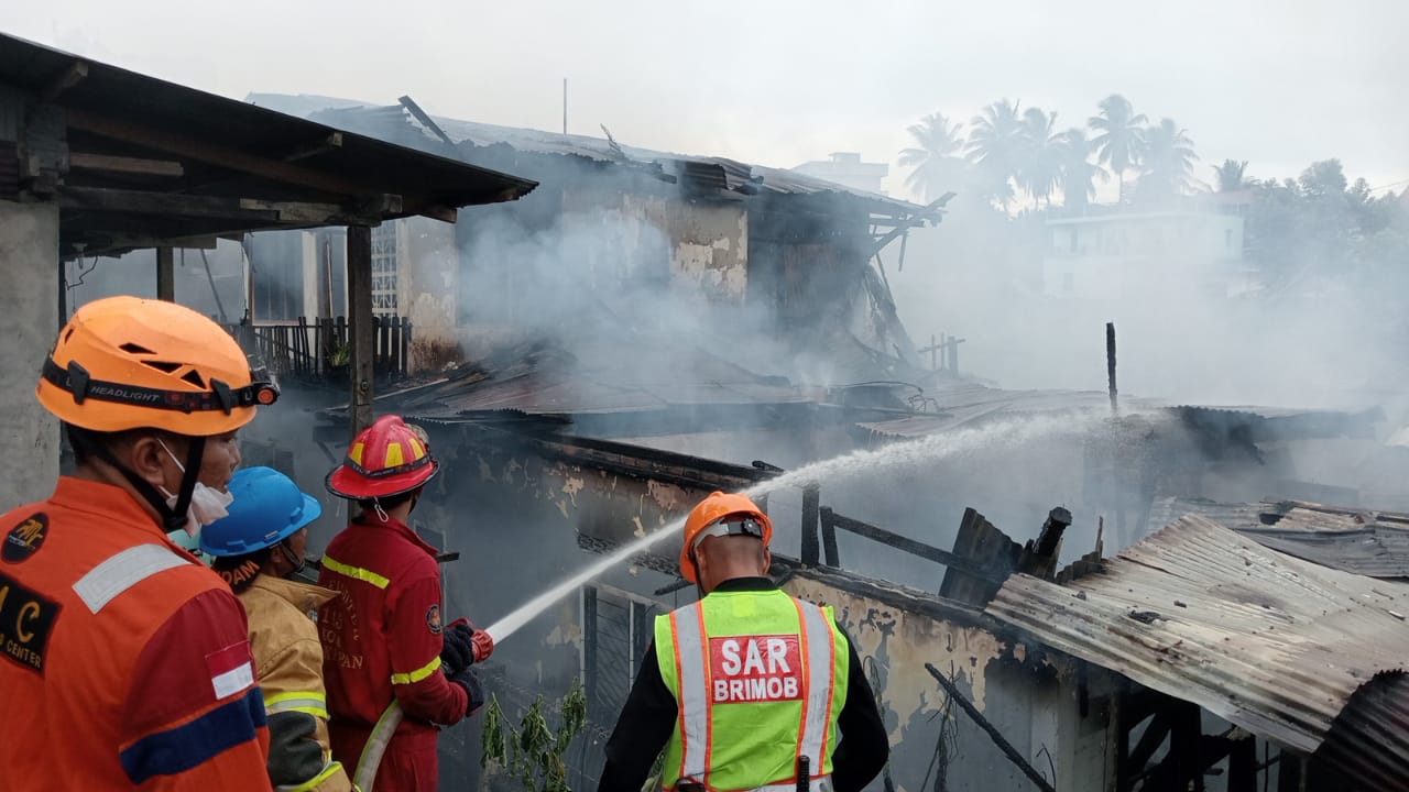 Sempat Dikira Sampah yang Terbakar, Ternyata Tiga Rumah di Klandasan Balikpapan Terbakar