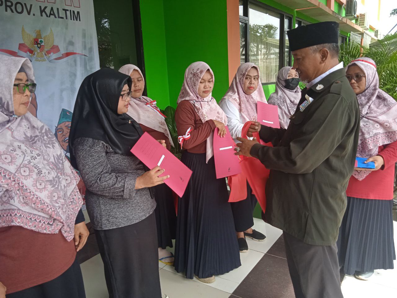 Peringati Hari Pahlawan, SLB Negeri Pembina Provinsi Kaltim Berikan Hadiah Guru Berprestasi