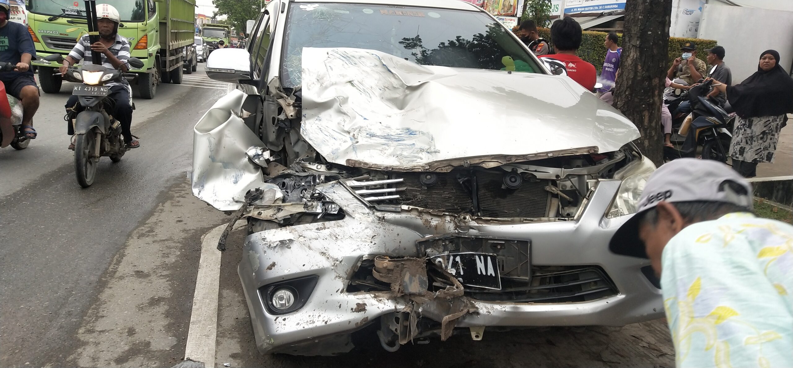 Braakk! Truk Pengangkut Solar Beradu Innova