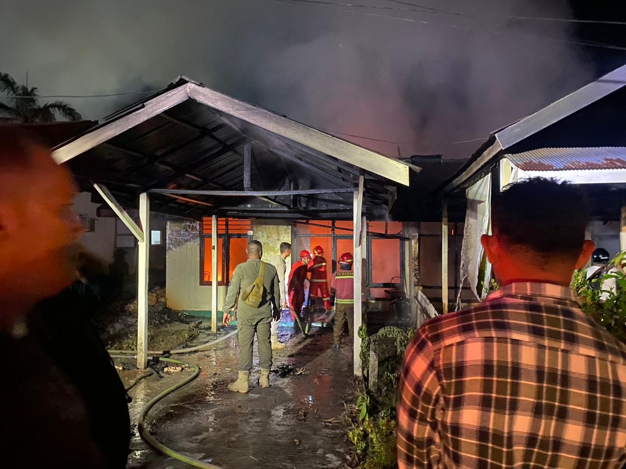 Dua Rumah Dinas Polres Berau Dilahap Api