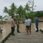 Jembatan Kayu di Kampung Teluk Sumbang