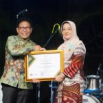 Bupati Berau Terima Anugerah Lencana Bhakti Ekonomi Desa