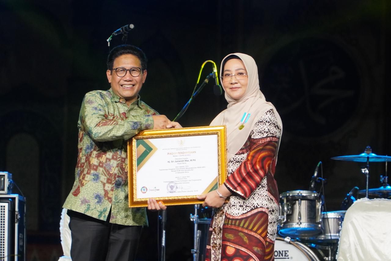 Bupati Berau Terima Anugerah Lencana Bhakti Ekonomi Desa