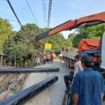 Muatan Pipa Besi Tumpah di Tanjakan Picu Kemacetan di Jalan Otista