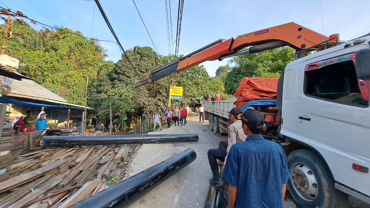 Muatan Pipa Besi Tumpah di Tanjakan Picu Kemacetan di Jalan Otista