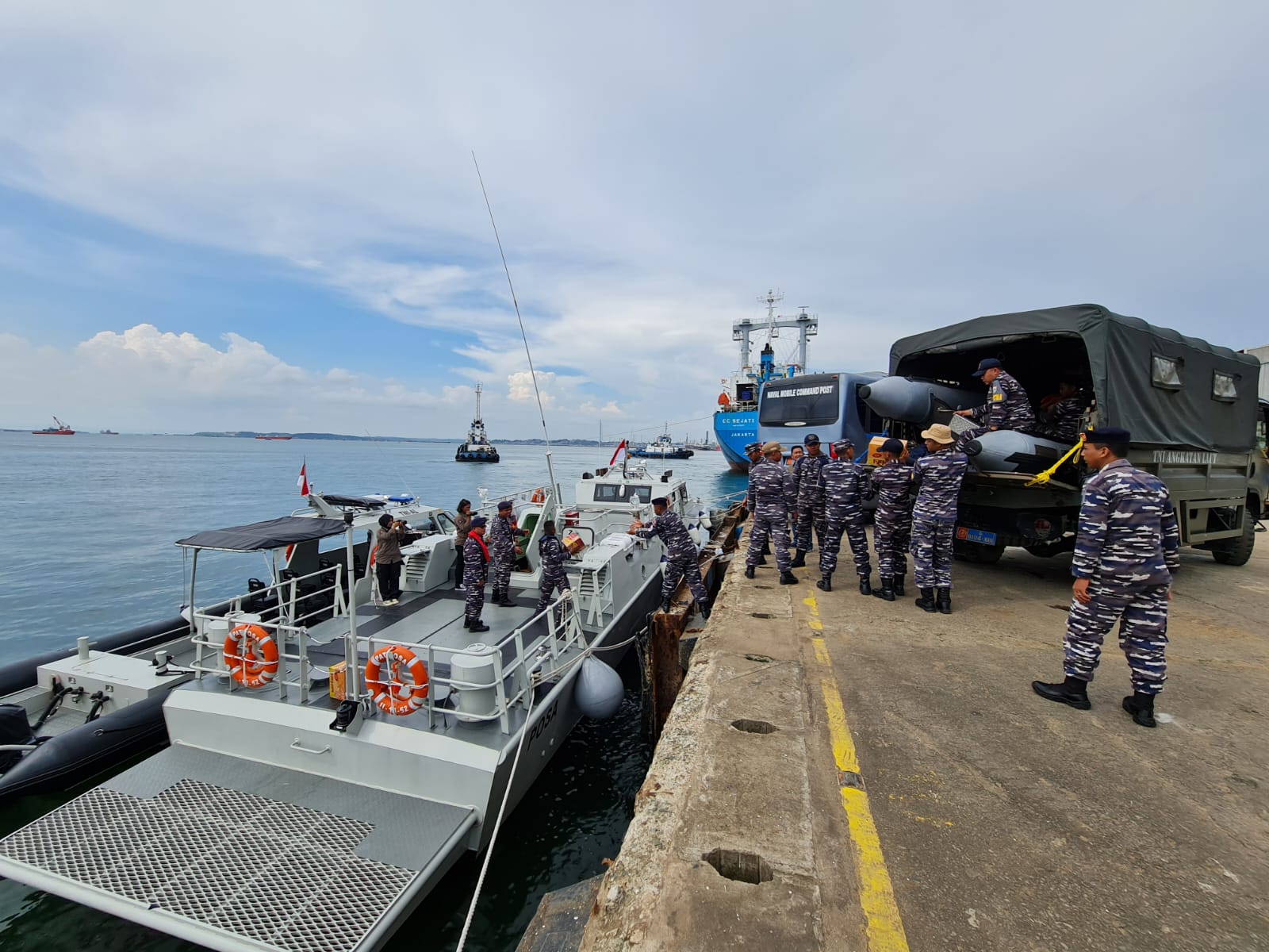 Lanal Balikpapan Beri Bantuan Makanan untuk Korban Banjir di Paser
