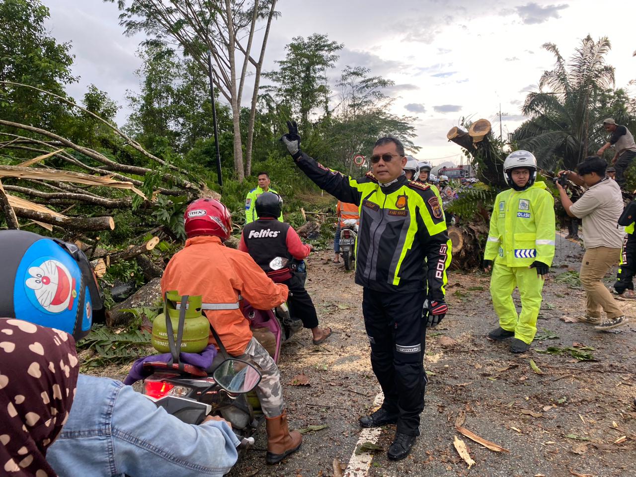 Patroli Jarak Jauh, Kapolda Evakuasi Pohon Tumbang hingga Serahkan Bantuan ke Warga