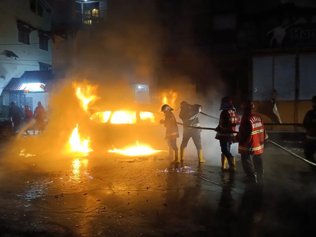 Angkut Jeriken Berisi BBM, Mobil Terbakar, Ledakan Lukai Petugas Pemadam