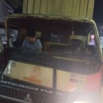 Sopir Truk Milik PT Pos Terjepit Setelah Tabrak Pohon