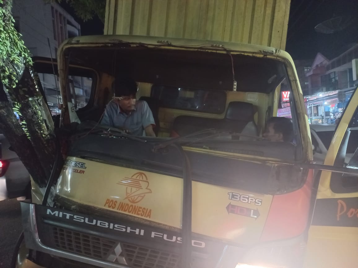Sopir Truk Milik PT Pos Terjepit Setelah Tabrak Pohon