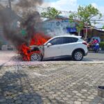 Baru Diparkir, Mobil SUV Putih Langsung Terbakar