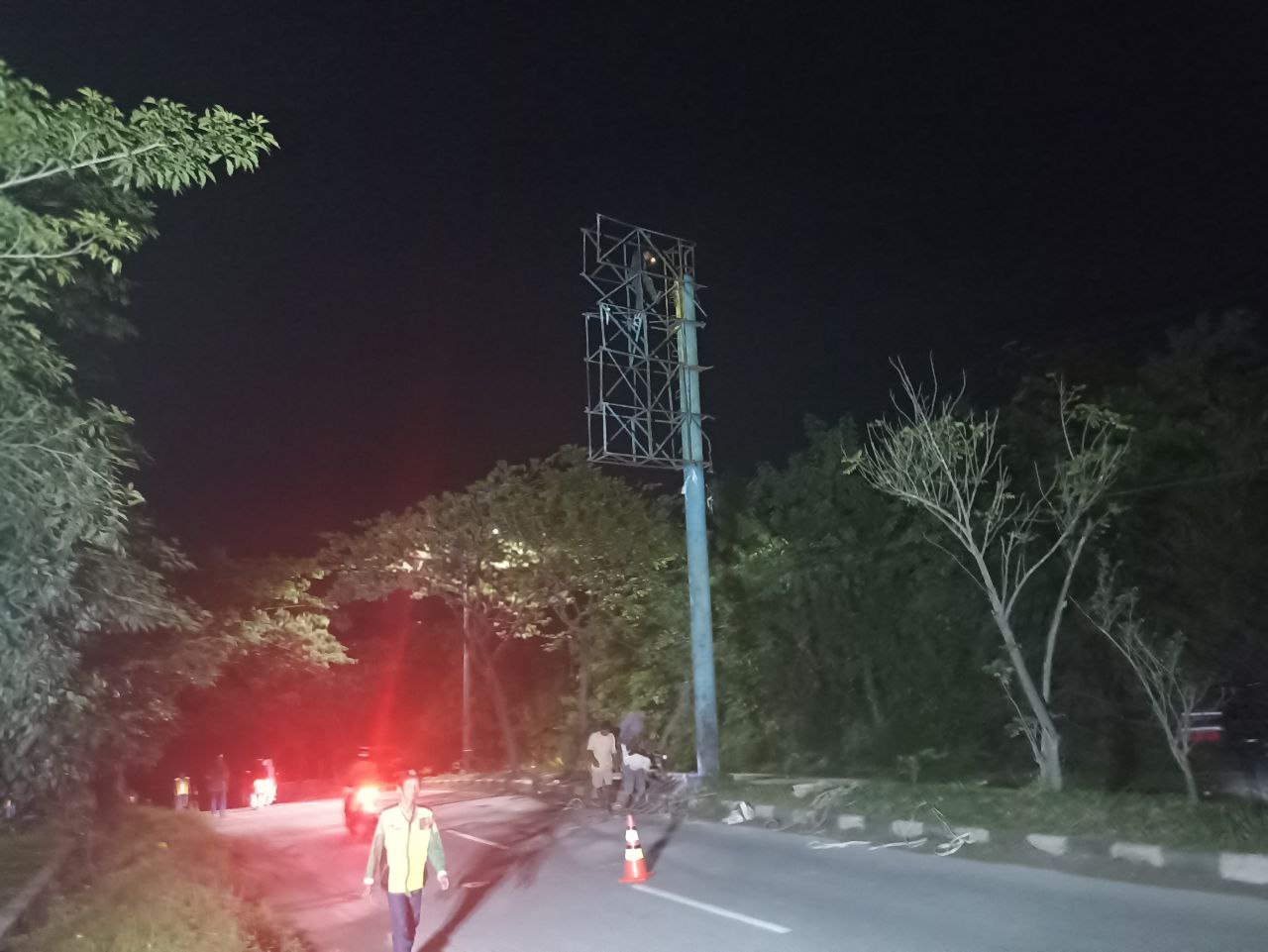 PUPR Kota Samarinda Kembali Bongkar Media Reklame di Median Jalan