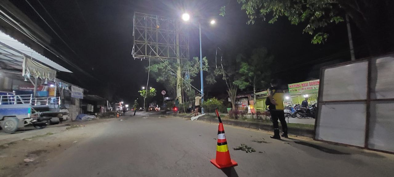 PUPR Bongkar Lagi Bando Reklame di Jl Jakarta