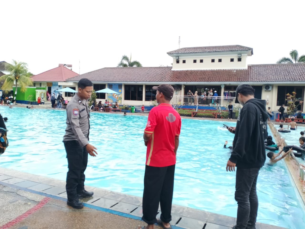 Diduga Kelelahan, Seorang Anak 13 Tahun Meninggal Dunia di Kolam Renang