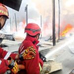 Gudang Plastik Terbakar, 1 Orang Luka Bakar, Ibu dan Bayi Shock