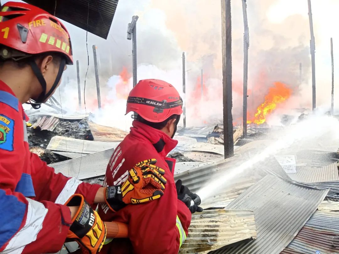 Gudang Plastik Terbakar, 1 Orang Luka Bakar, Ibu dan Bayi Shock