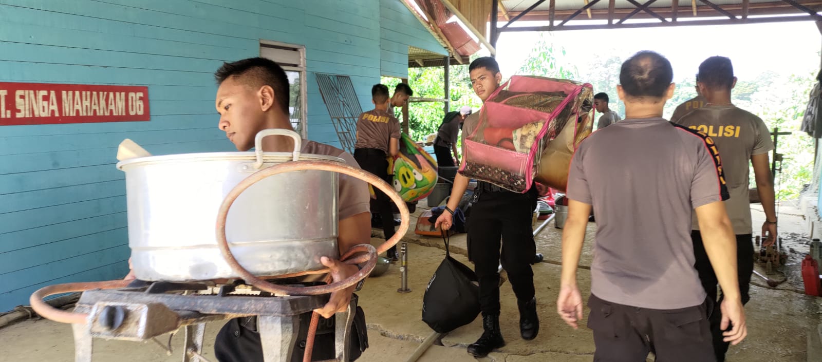 Kerahkan 14 Personil, Polsek Long Bangun Bantu Warga Korban Longsor di Karangan 100 Kampung Mamahak Besar ilir